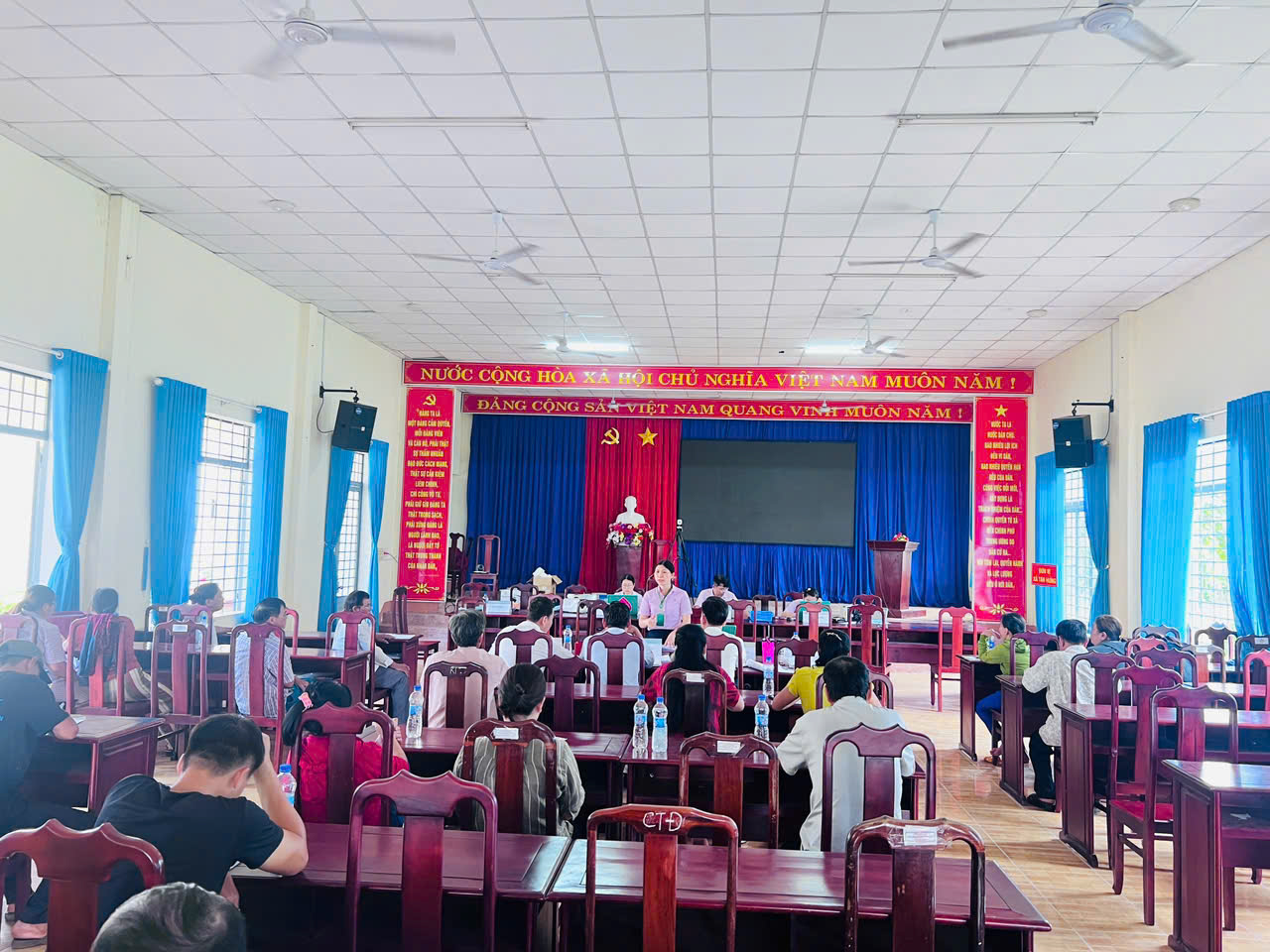 Ngân hàng chính sách xã hội huyện Đồng Phú thực hiện phiên giao dịch tại xã Tân Hưng 
