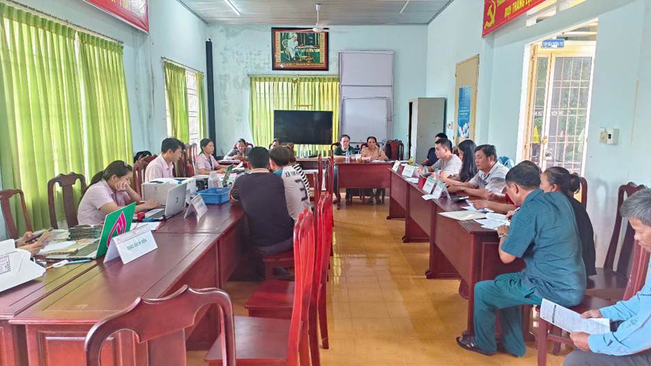   Phòng giao dịch Ngân hàng chính sách xã hội huyện Đồng Phú thực hiện phiên giao dịch tại xã Tân Hưng 